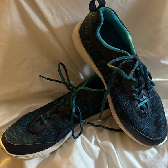 GUC Vionic tennis shoes. Size 9.5. - Picture 2 of 12